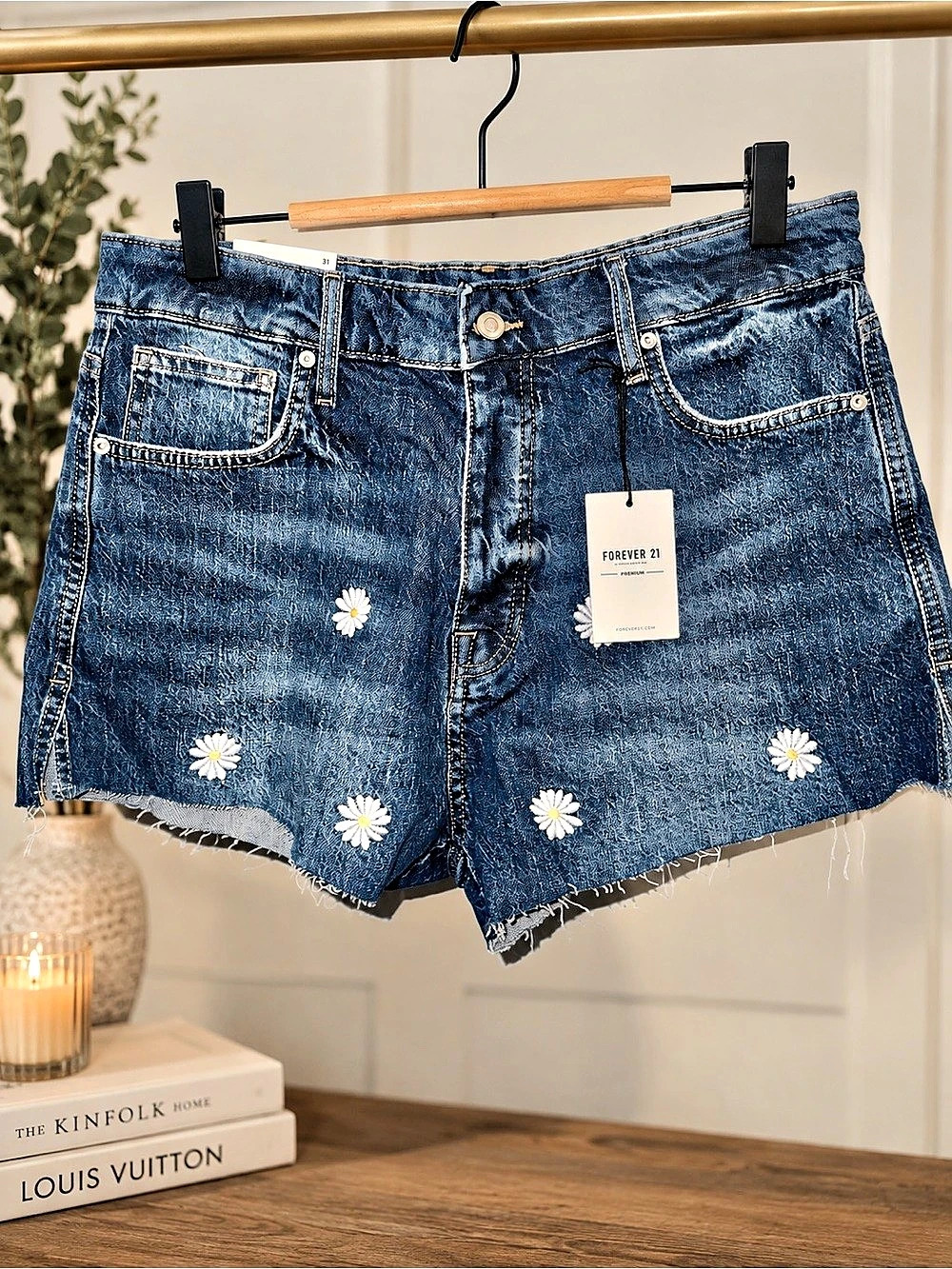 Forever 21 Premium Daisy Embroidered Denim Shorts Waist 31 NWT